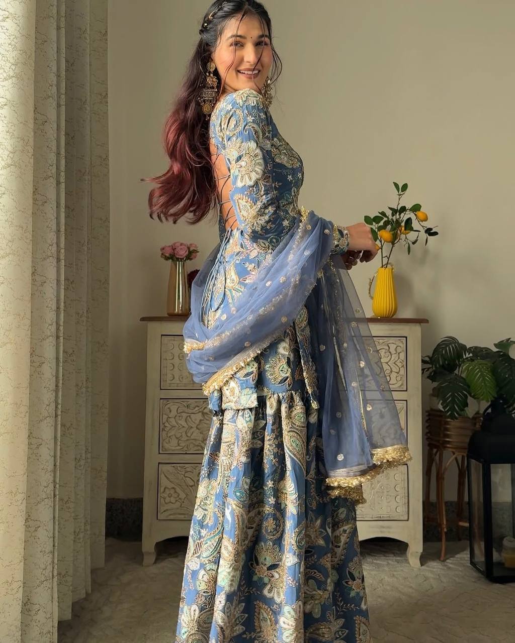 EXKLUSIVER DESIGNER-ARBEITSANZUG AUS SCHWEREM CHINON MIT SEQUENZSTICKEREI