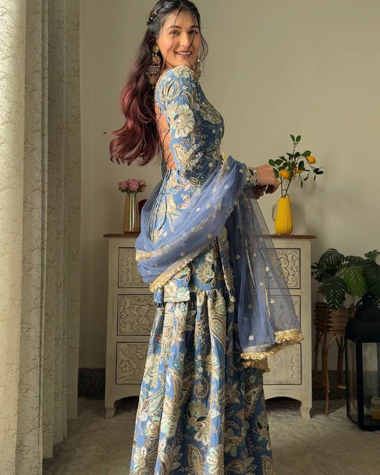 EXKLUSIVER DESIGNER-ARBEITSANZUG AUS SCHWEREM CHINON MIT SEQUENZSTICKEREI