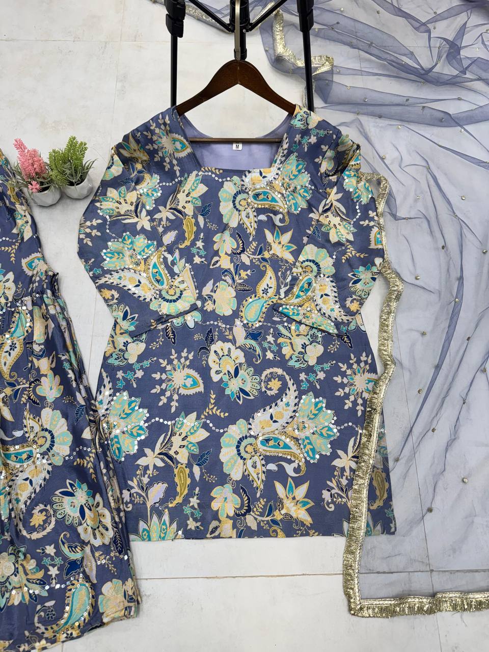 EXKLUSIVER DESIGNER-ARBEITSANZUG AUS SCHWEREM CHINON MIT SEQUENZSTICKEREI