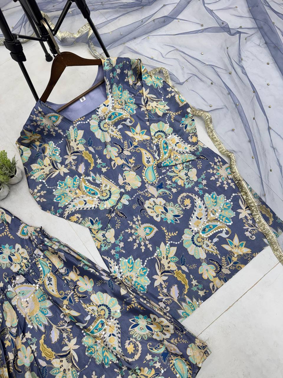 EXKLUSIVER DESIGNER-ARBEITSANZUG AUS SCHWEREM CHINON MIT SEQUENZSTICKEREI