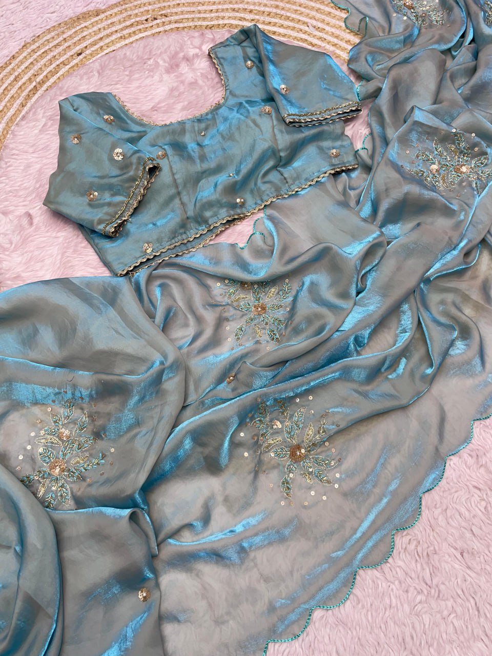 Suche jemanden für einen schönen Sari in der gleichen Farbe
