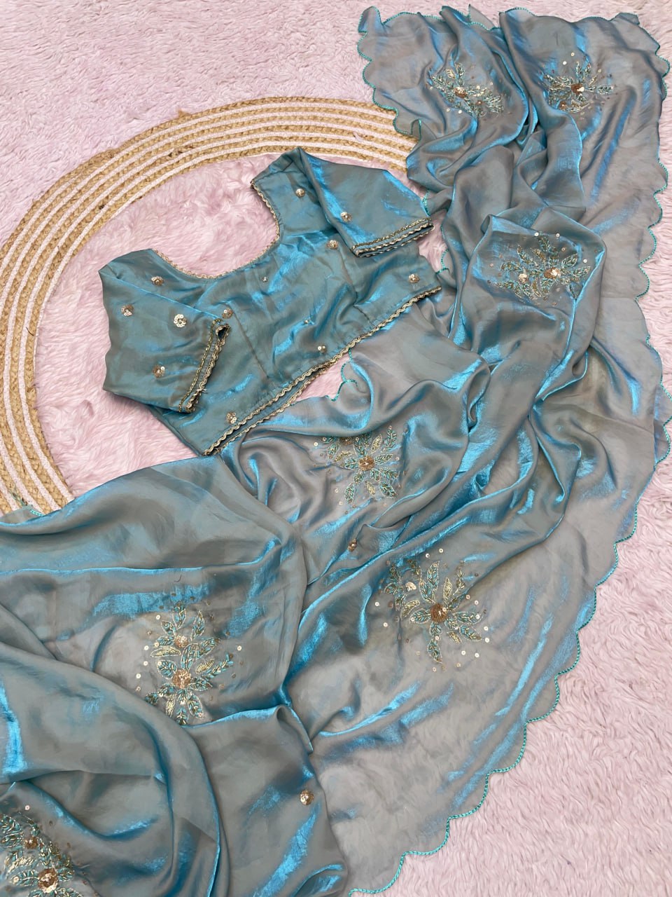 Suche jemanden für einen schönen Sari in der gleichen Farbe
