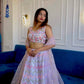 Sehen Sie umwerfend aus in diesem wunderschönen cremefarbenen Lehenga-Set