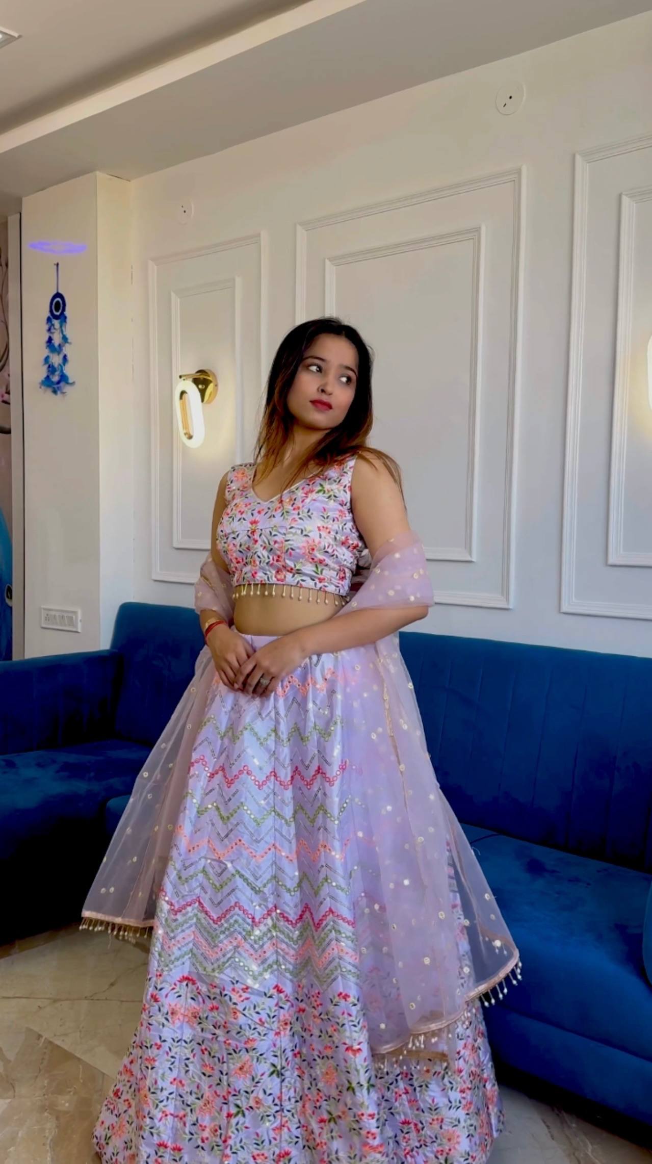 Sehen Sie umwerfend aus in diesem wunderschönen cremefarbenen Lehenga-Set