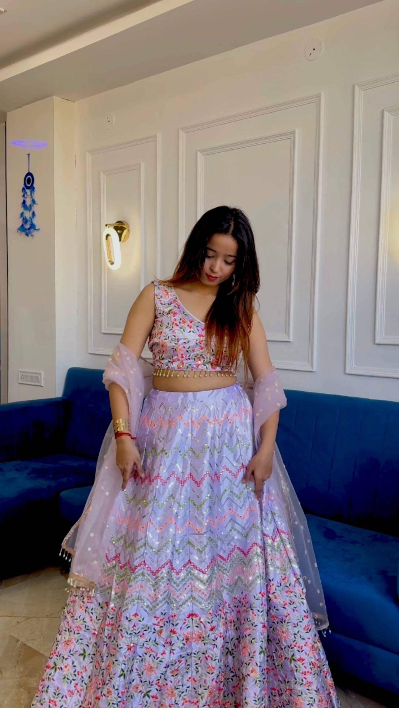 Sehen Sie umwerfend aus in diesem wunderschönen cremefarbenen Lehenga-Set