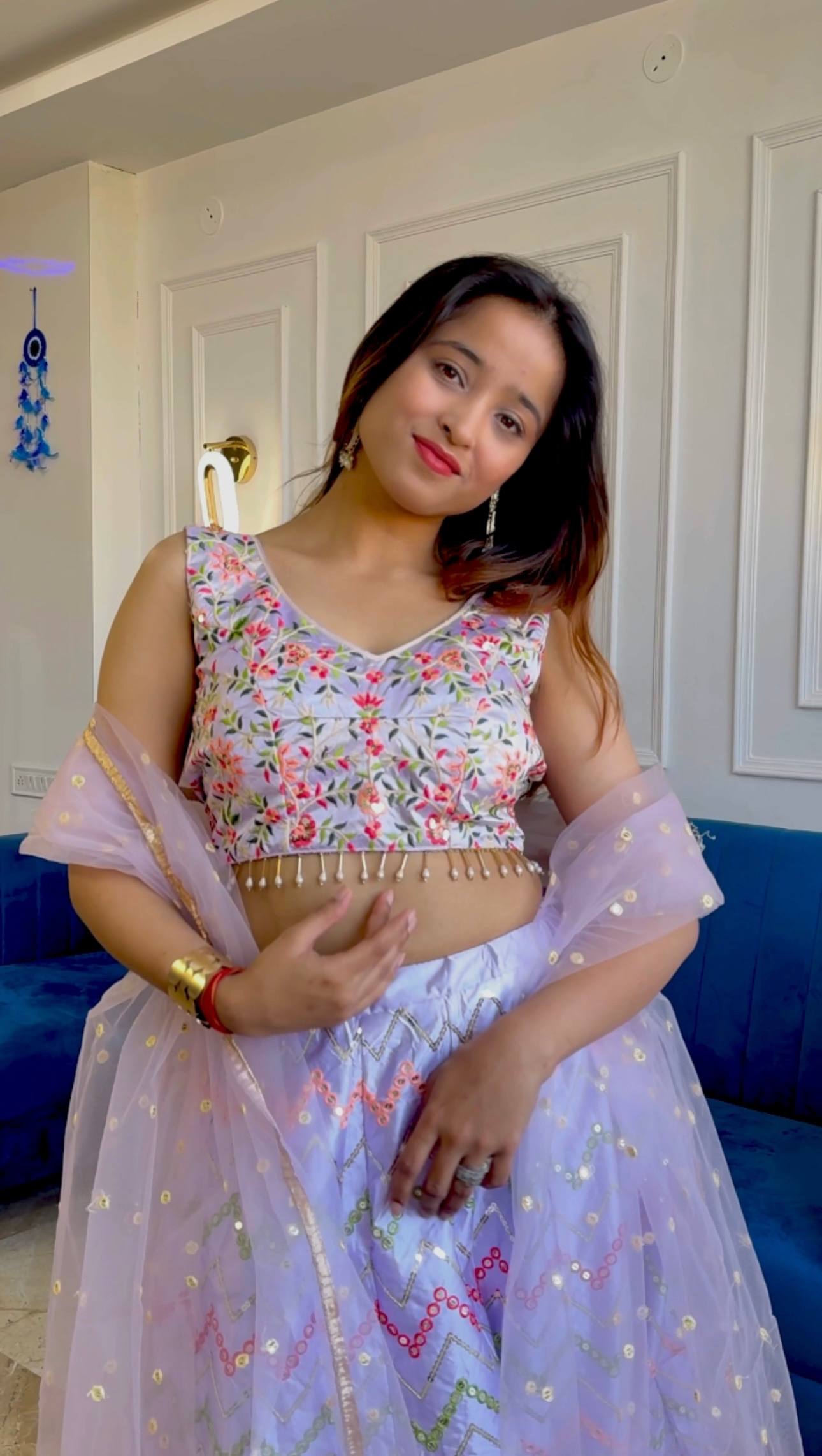 Sehen Sie umwerfend aus in diesem wunderschönen cremefarbenen Lehenga-Set