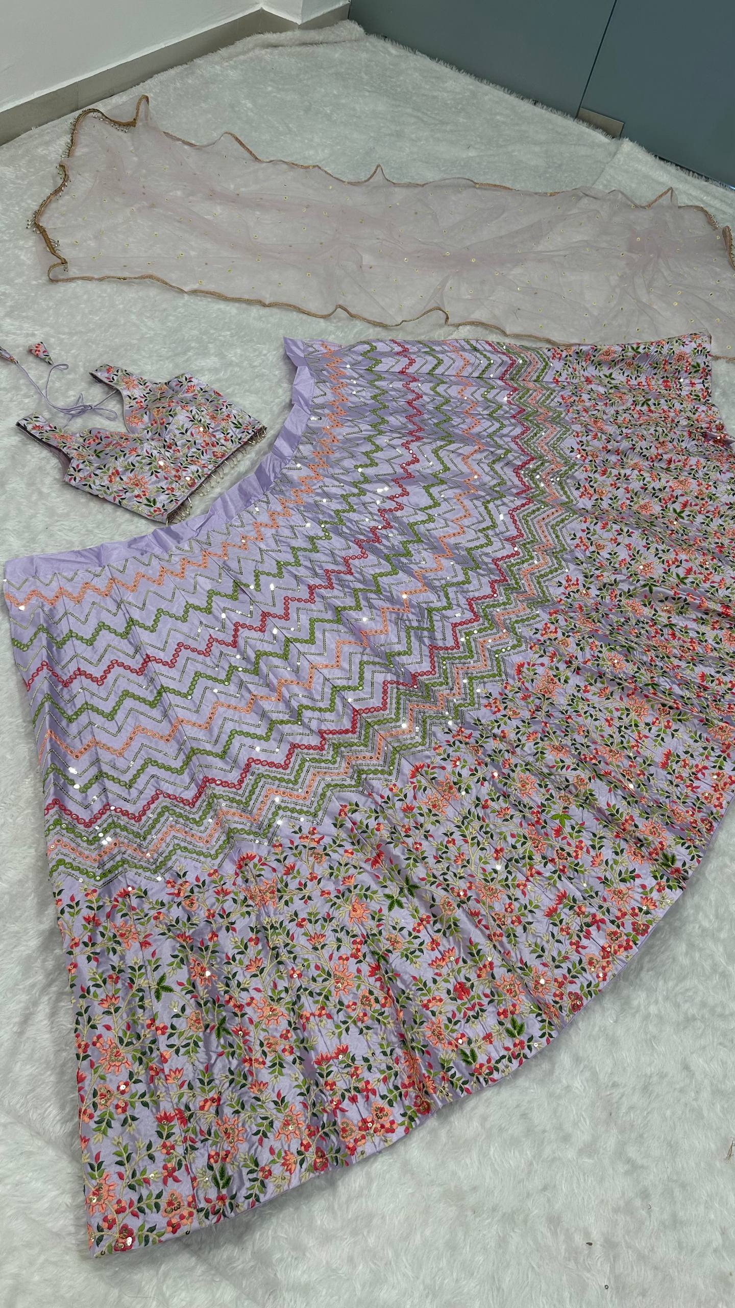 Sehen Sie umwerfend aus in diesem wunderschönen cremefarbenen Lehenga-Set