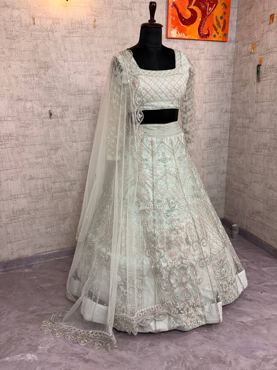 Lancement d'un Lehenga de travail à paillettes évasé de 4 mètres