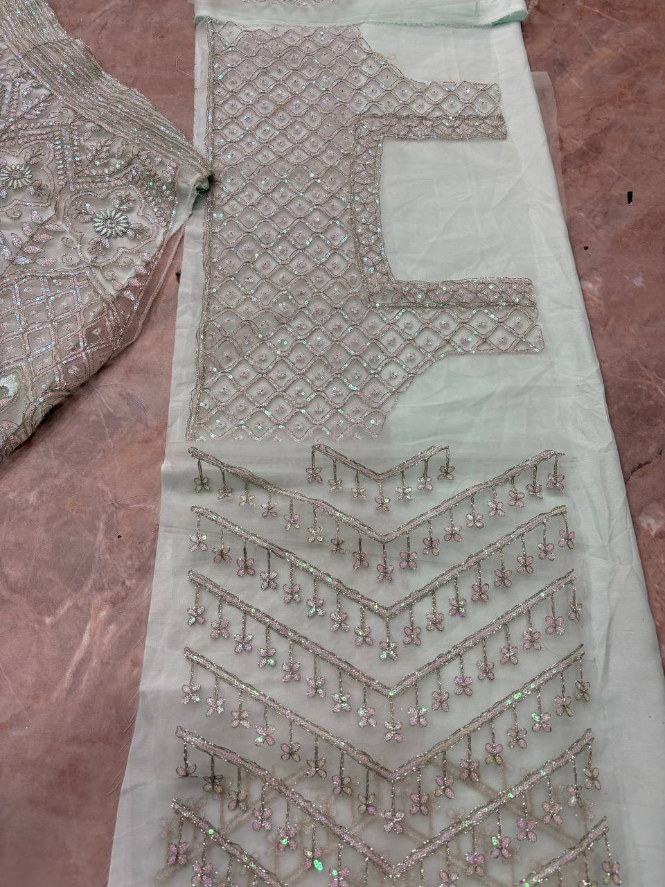 Lancement d'un Lehenga de travail à paillettes évasé de 4 mètres