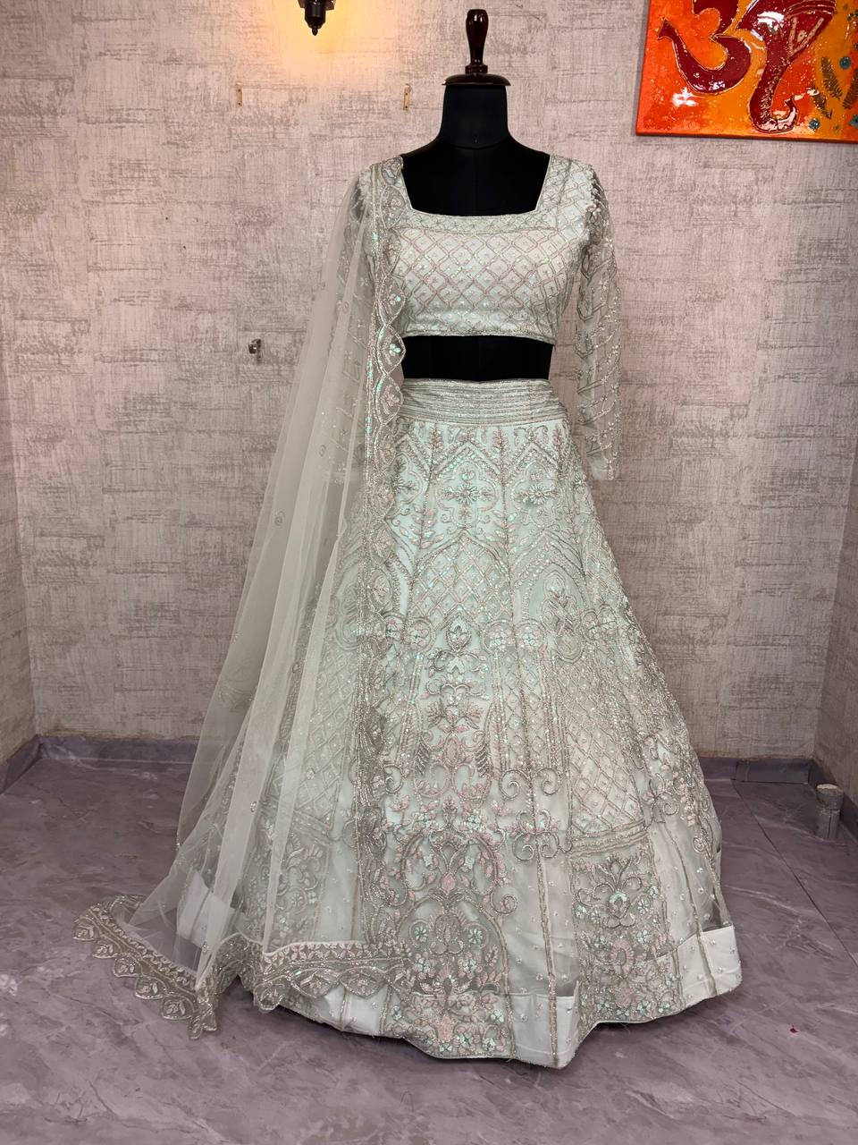Lancement d'un Lehenga de travail à paillettes évasé de 4 mètres