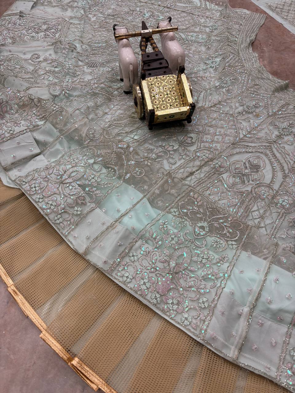 Lancement d'un Lehenga de travail à paillettes évasé de 4 mètres