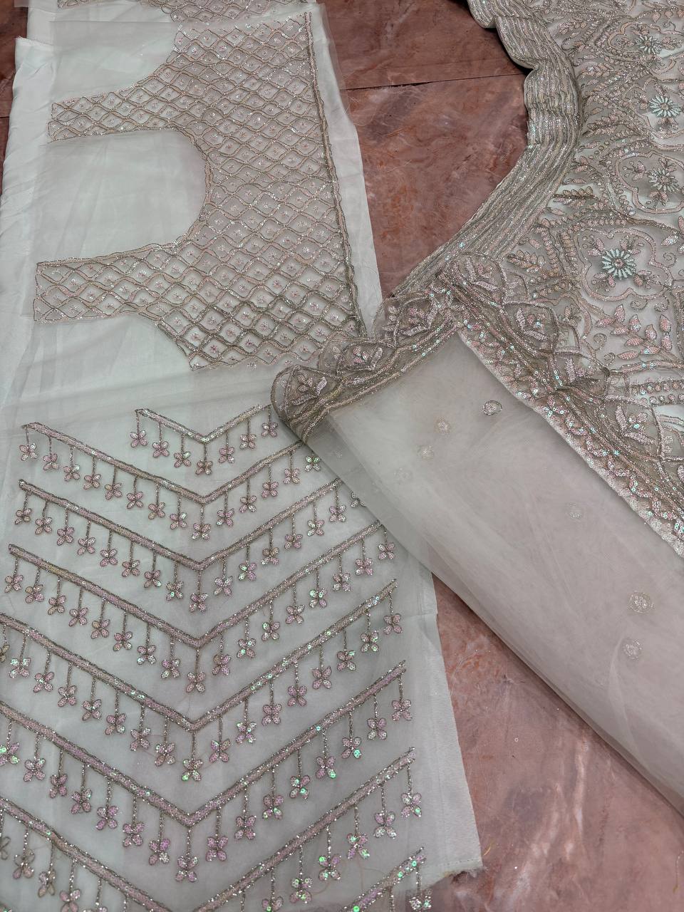Lancement d'un Lehenga de travail à paillettes évasé de 4 mètres