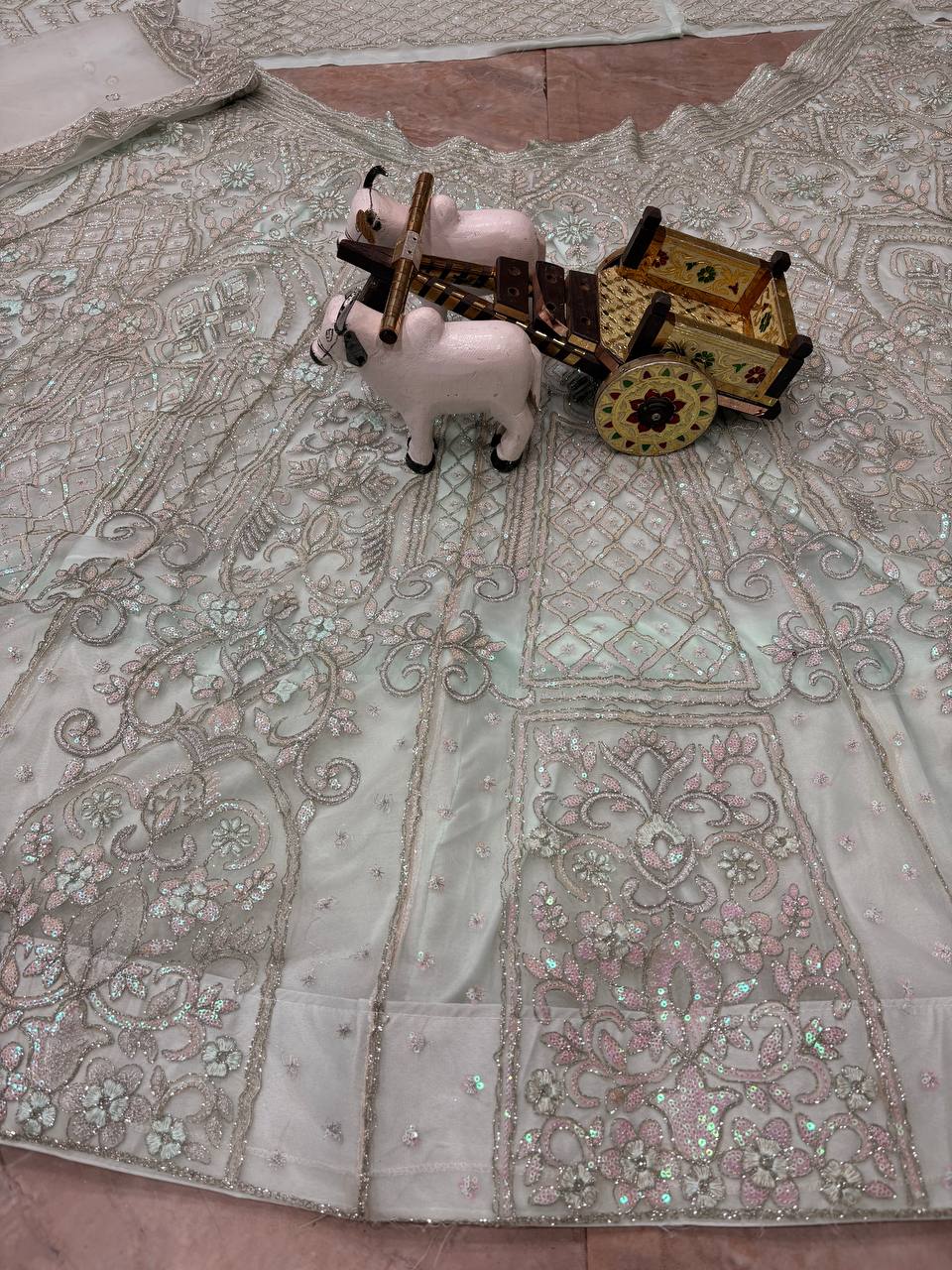 Lancement d'un Lehenga de travail à paillettes évasé de 4 mètres