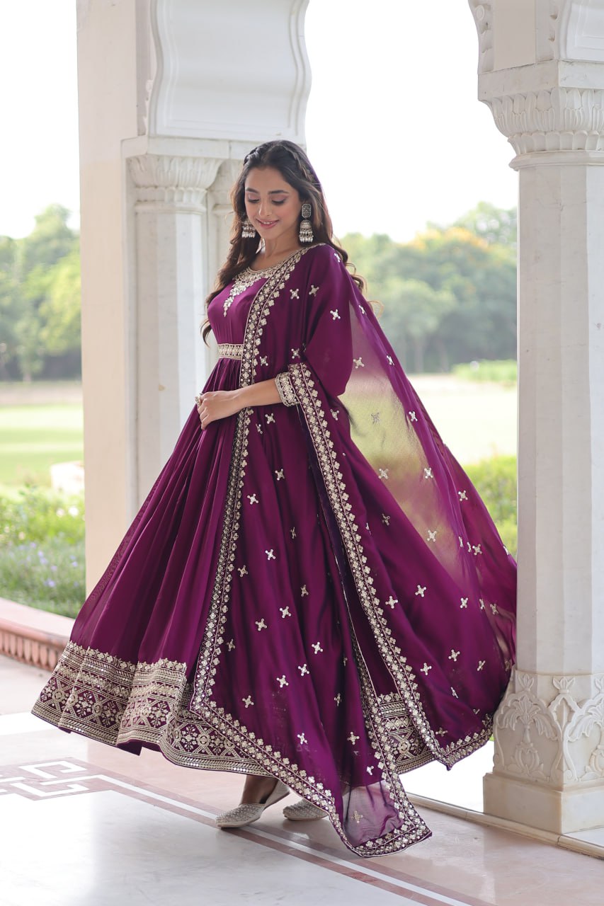 Robe de travail brodée en georgette fleurie artificielle avec de riches paillettes