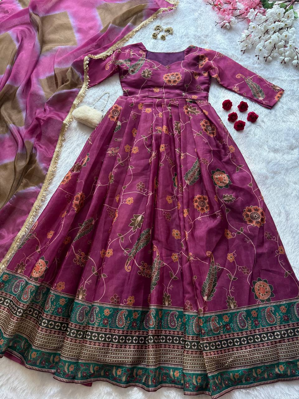 Kleid aus Georgette-Imitat mit üppiger Paillettenstickerei