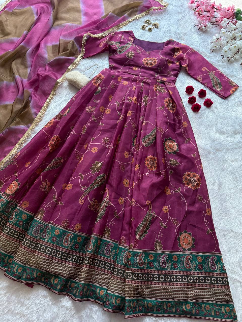 Kleid aus Georgette-Imitat mit üppiger Paillettenstickerei
