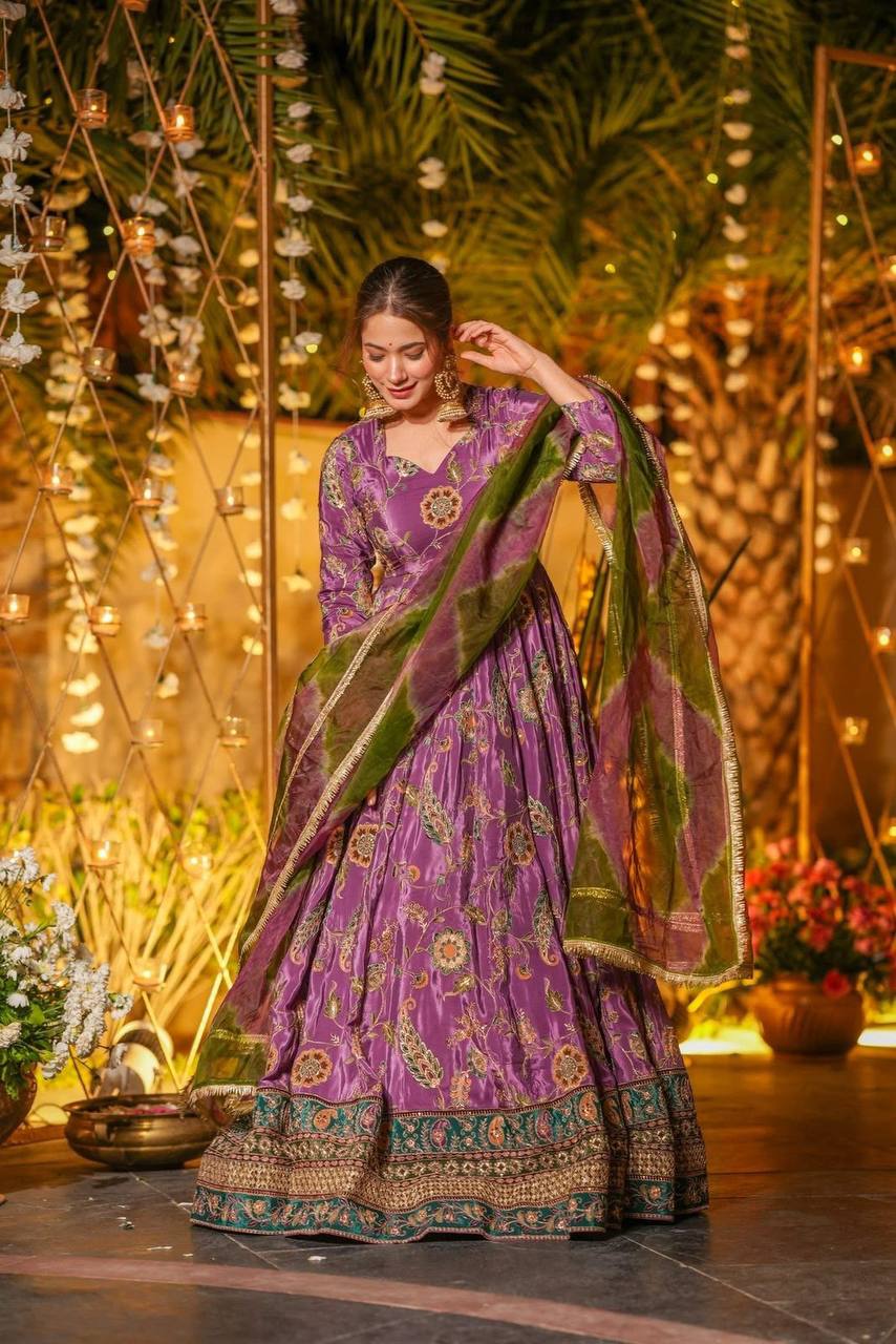 Kleid aus Georgette-Imitat mit üppiger Paillettenstickerei