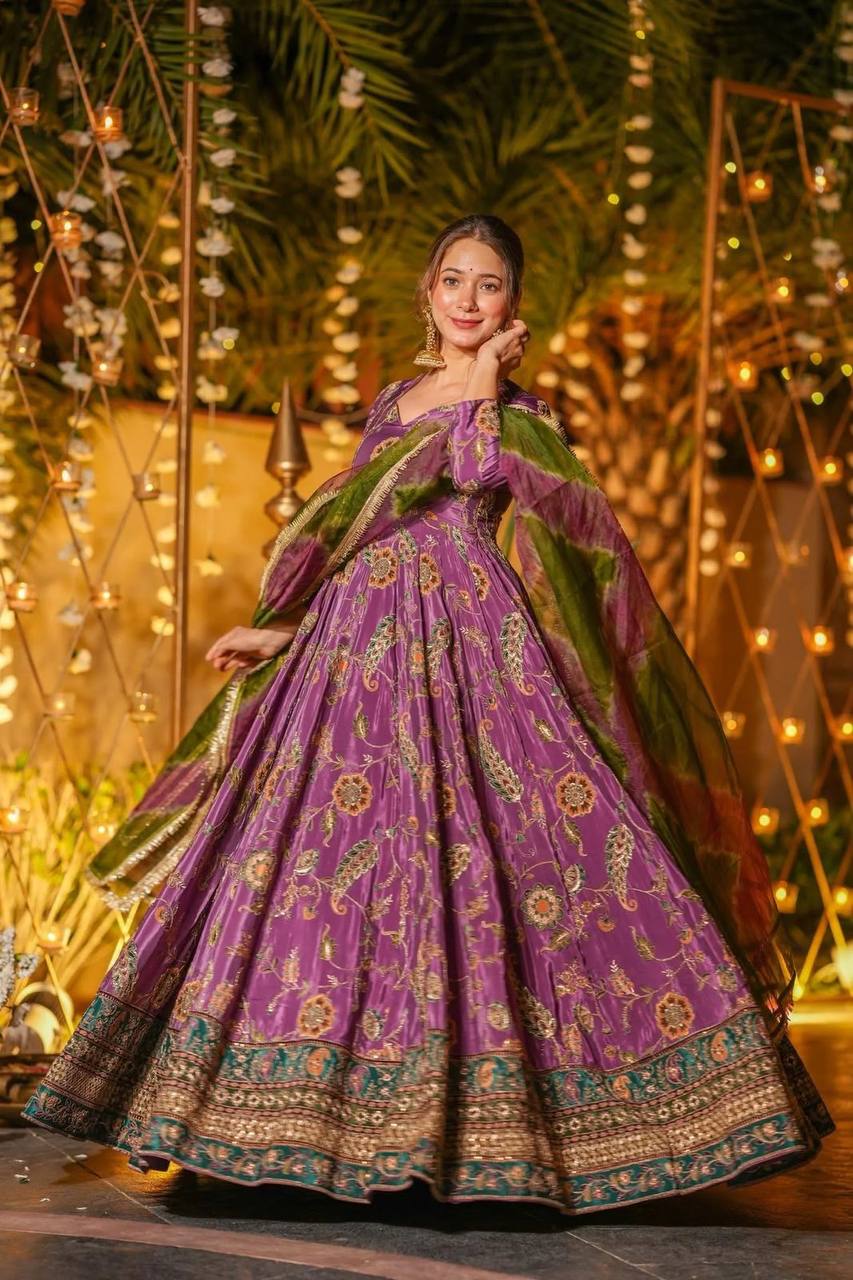 Kleid aus Georgette-Imitat mit üppiger Paillettenstickerei