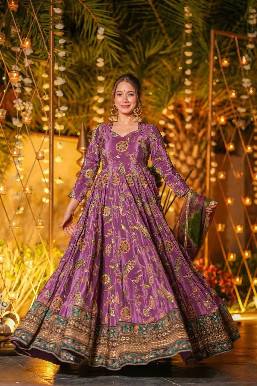 Kleid aus Georgette-Imitat mit üppiger Paillettenstickerei