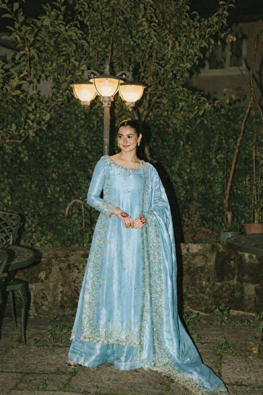 Kleid aus Georgette-Imitat mit üppiger Paillettenstickerei