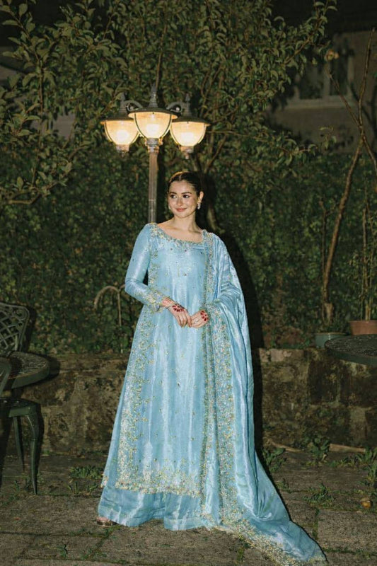 Kleid aus Georgette-Imitat mit üppiger Paillettenstickerei