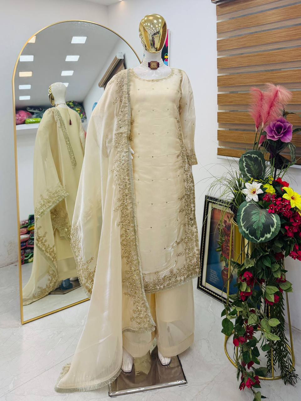 Kleid aus Georgette-Imitat mit üppiger Paillettenstickerei