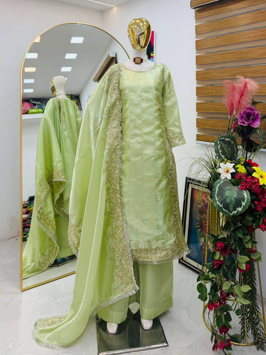 Kleid aus Georgette-Imitat mit üppiger Paillettenstickerei