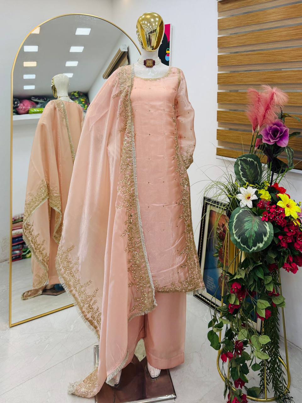 Kleid aus Georgette-Imitat mit üppiger Paillettenstickerei