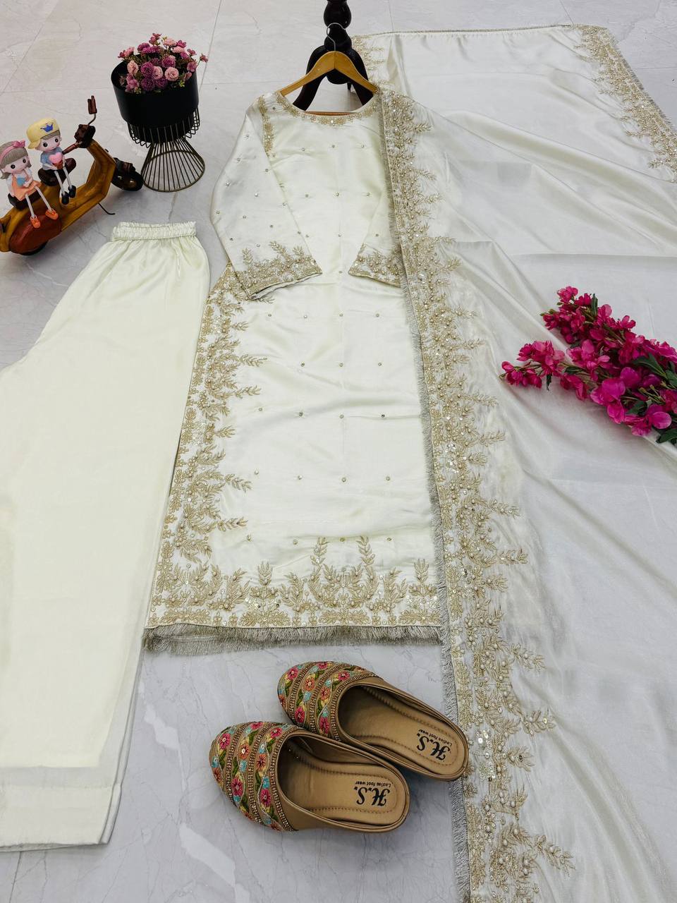 Kleid aus Georgette-Imitat mit üppiger Paillettenstickerei
