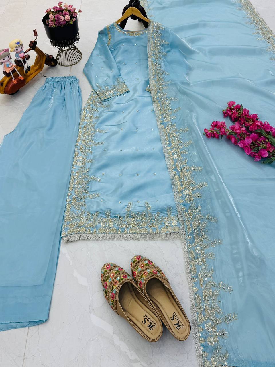 Kleid aus Georgette-Imitat mit üppiger Paillettenstickerei