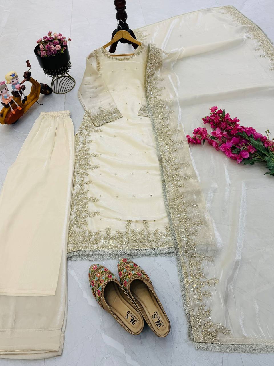 Kleid aus Georgette-Imitat mit üppiger Paillettenstickerei