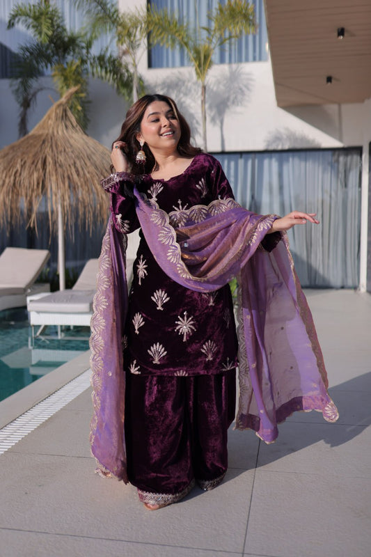 Kleid aus Georgette-Imitat mit üppiger Paillettenstickerei