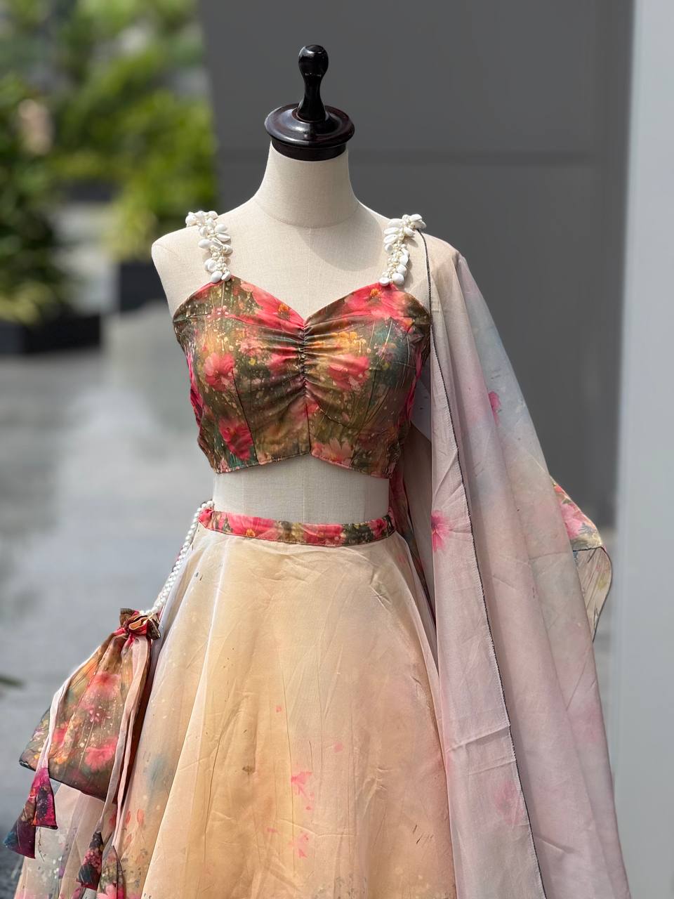 Sehen Sie umwerfend aus in diesem wunderschönen cremefarbenen Lehenga-Set