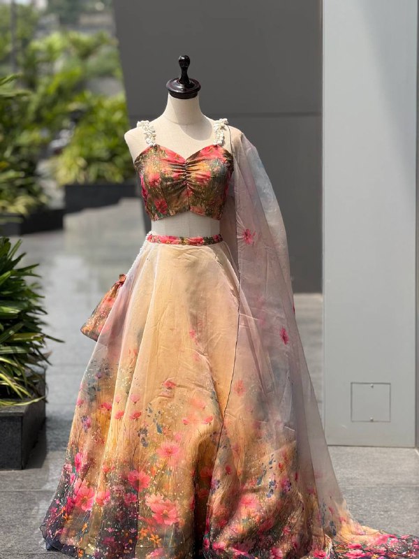Sehen Sie umwerfend aus in diesem wunderschönen cremefarbenen Lehenga-Set