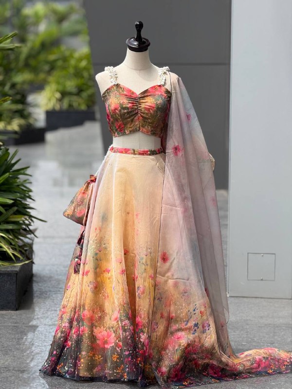 Sehen Sie umwerfend aus in diesem wunderschönen cremefarbenen Lehenga-Set
