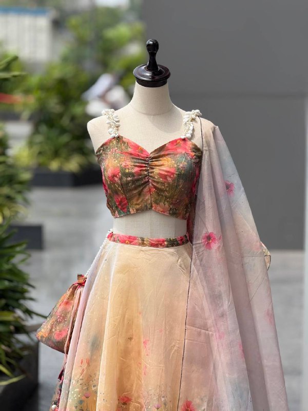 Sehen Sie umwerfend aus in diesem wunderschönen cremefarbenen Lehenga-Set
