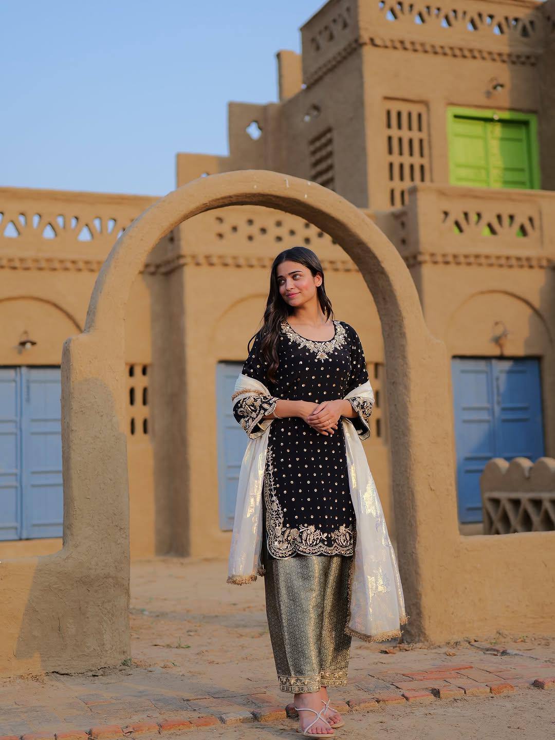 Robe de travail brodée en georgette fleurie artificielle avec de riches paillettes