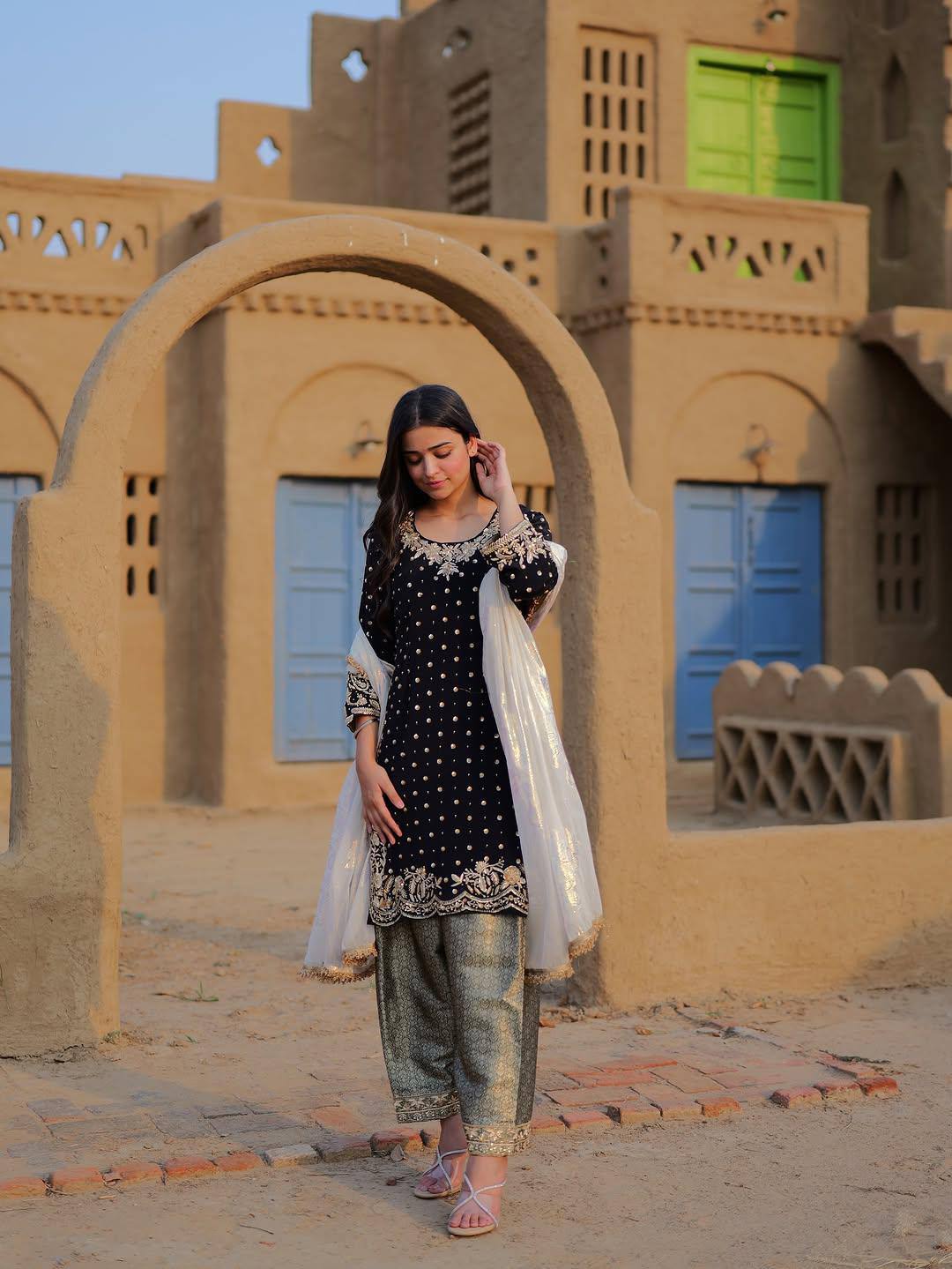 Robe de travail brodée en georgette fleurie artificielle avec de riches paillettes