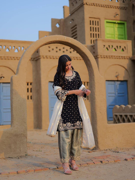 Robe de travail brodée en georgette fleurie artificielle avec de riches paillettes