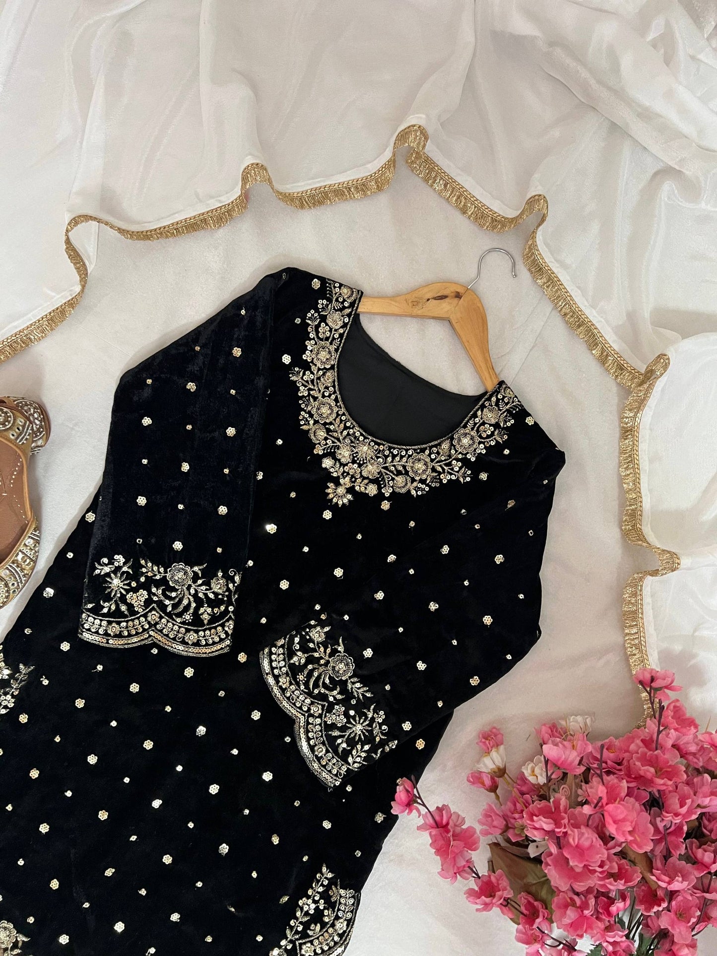 Robe de travail brodée en georgette fleurie artificielle avec de riches paillettes