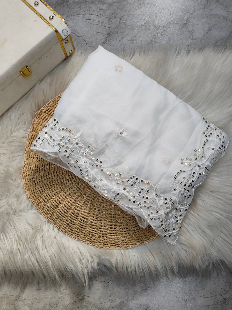 Je recherche quelqu'un pour ce magnifique sari de la même couleur