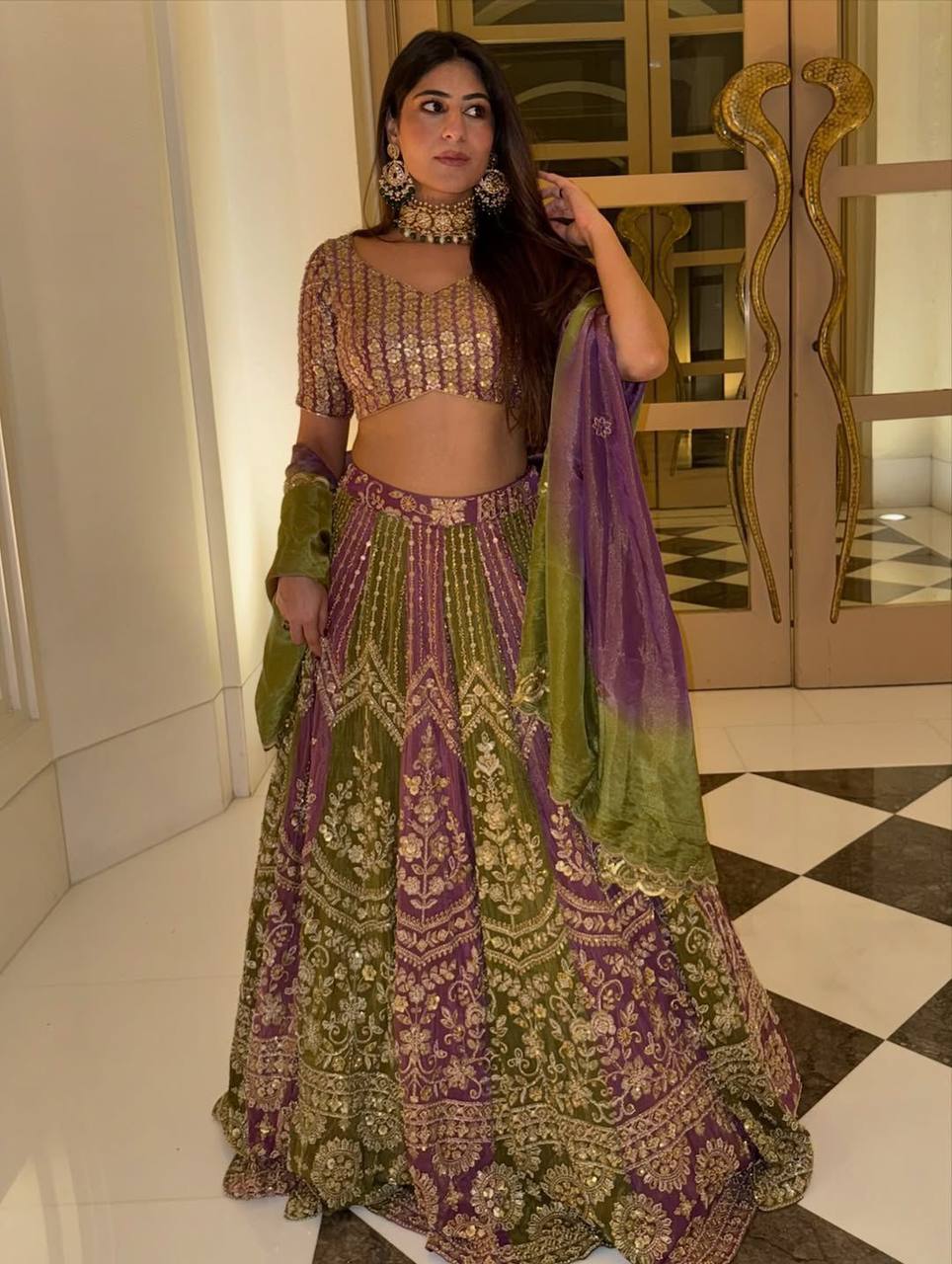 Sehen Sie umwerfend aus in diesem wunderschönen cremefarbenen Lehenga-Set
