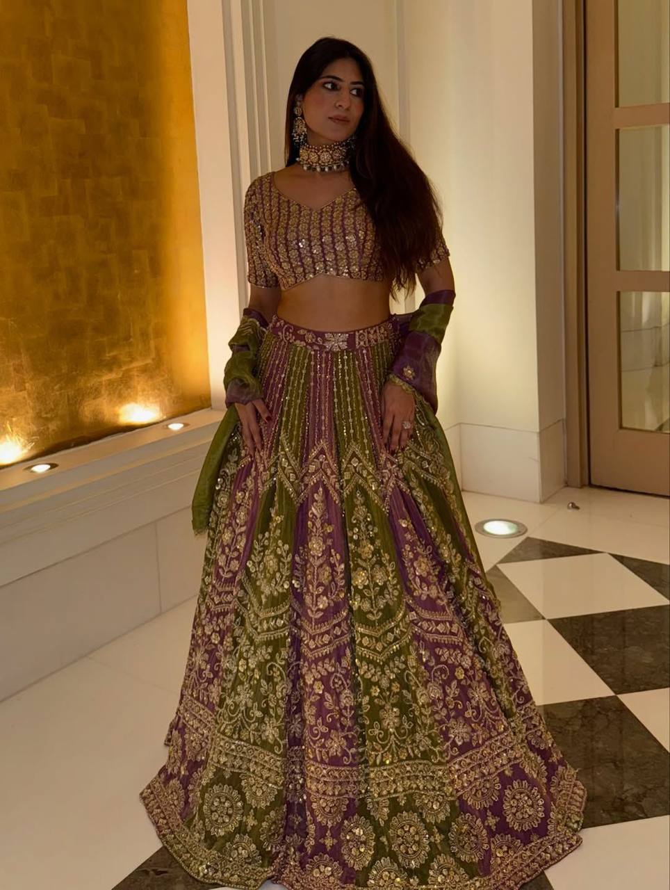 Sehen Sie umwerfend aus in diesem wunderschönen cremefarbenen Lehenga-Set