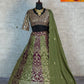 Sehen Sie umwerfend aus in diesem wunderschönen cremefarbenen Lehenga-Set