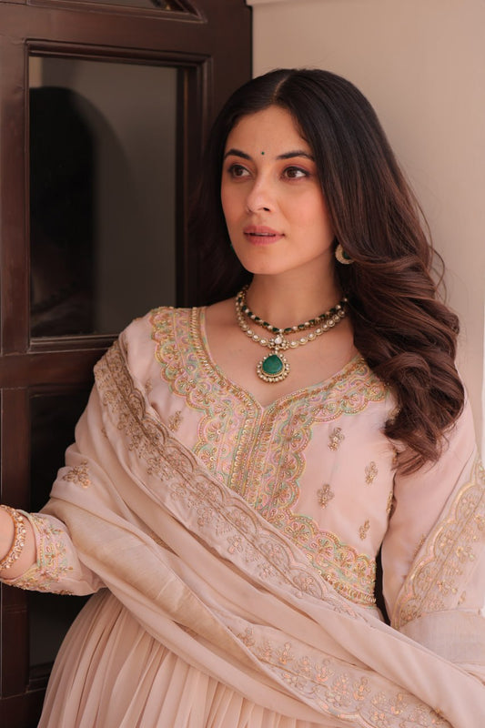 Robe de travail brodée en georgette fleurie artificielle avec de riches paillettes