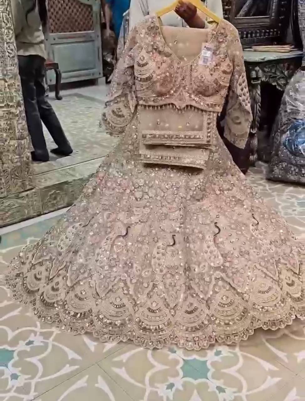 Einführung eines 4 Meter ausgestellten Coding Sequins Work Lehenga