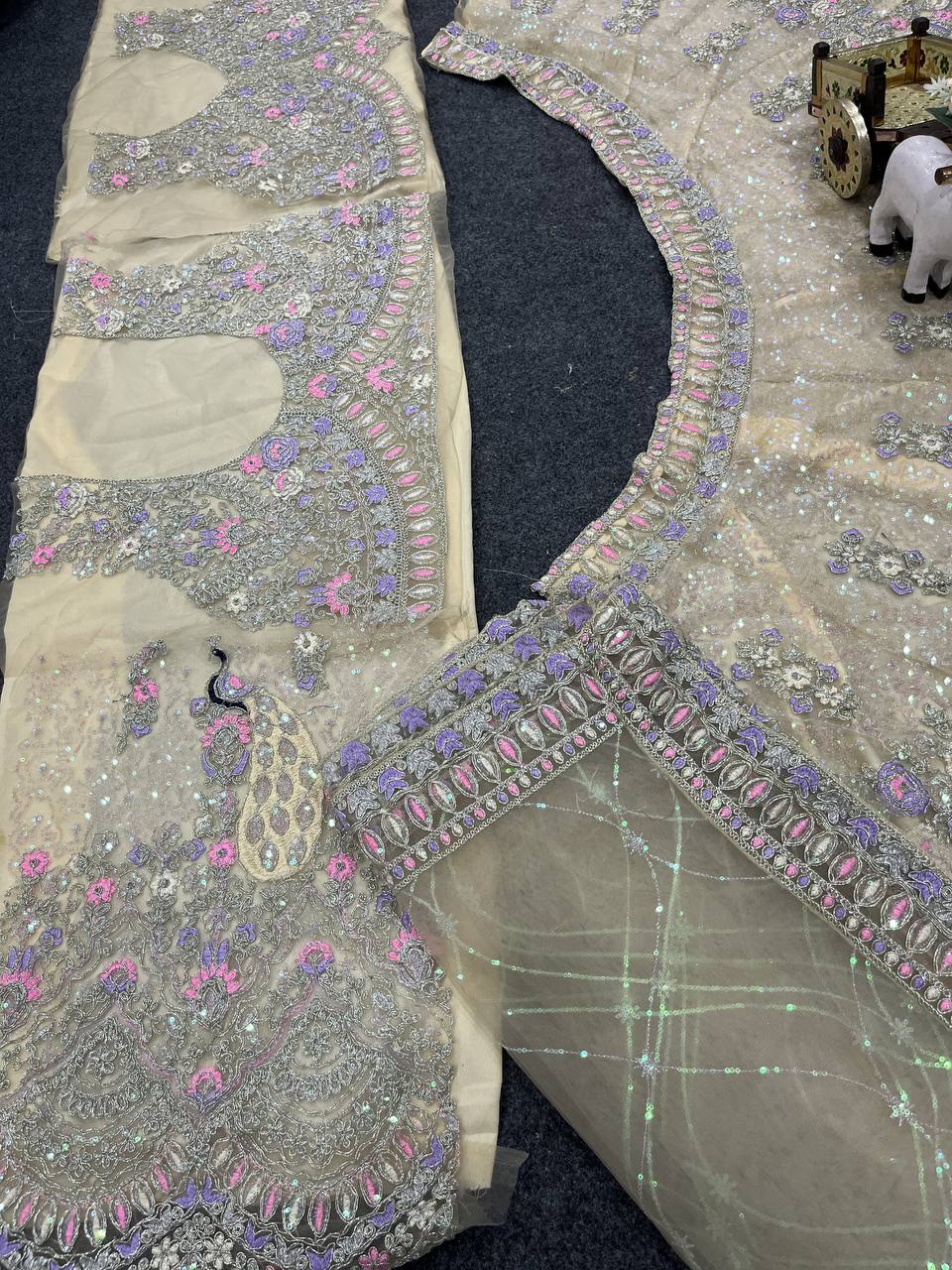 Einführung eines 4 Meter ausgestellten Coding Sequins Work Lehenga
