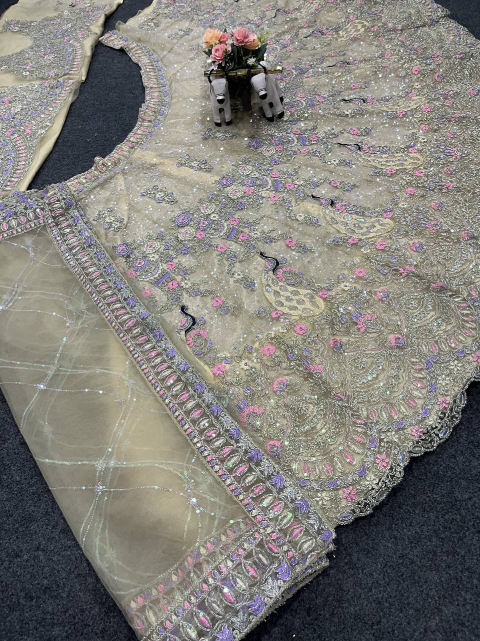 Einführung eines 4 Meter ausgestellten Coding Sequins Work Lehenga