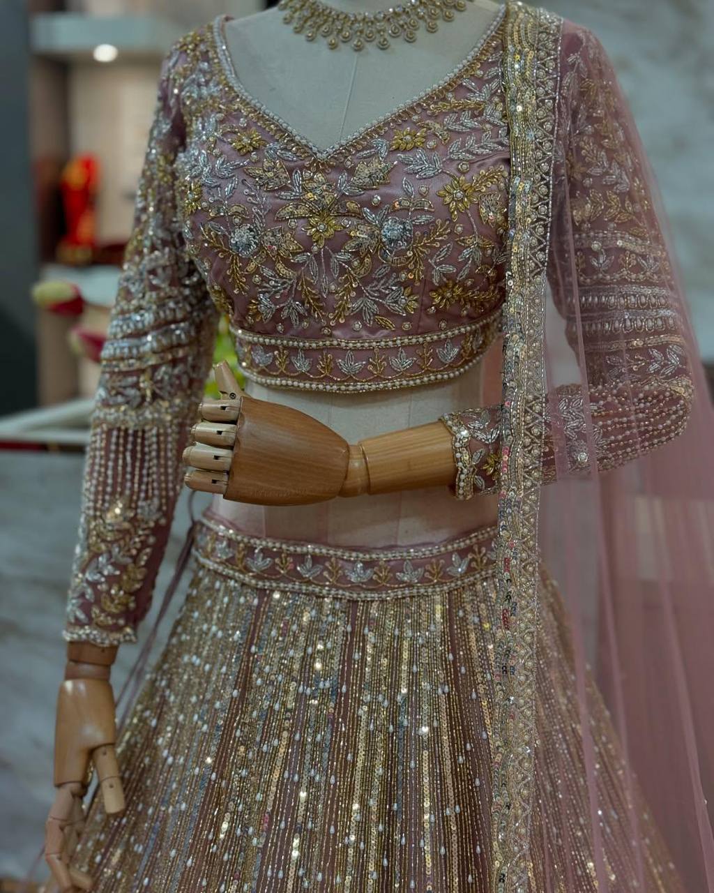 Einführung eines 4 Meter ausgestellten Coding Sequins Work Lehenga