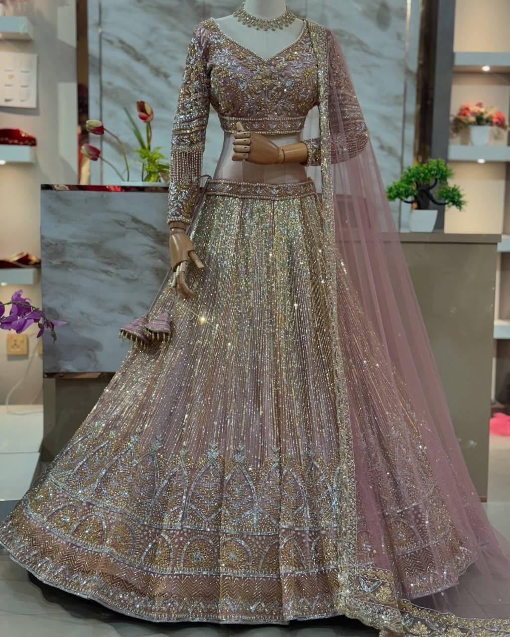 Einführung eines 4 Meter ausgestellten Coding Sequins Work Lehenga